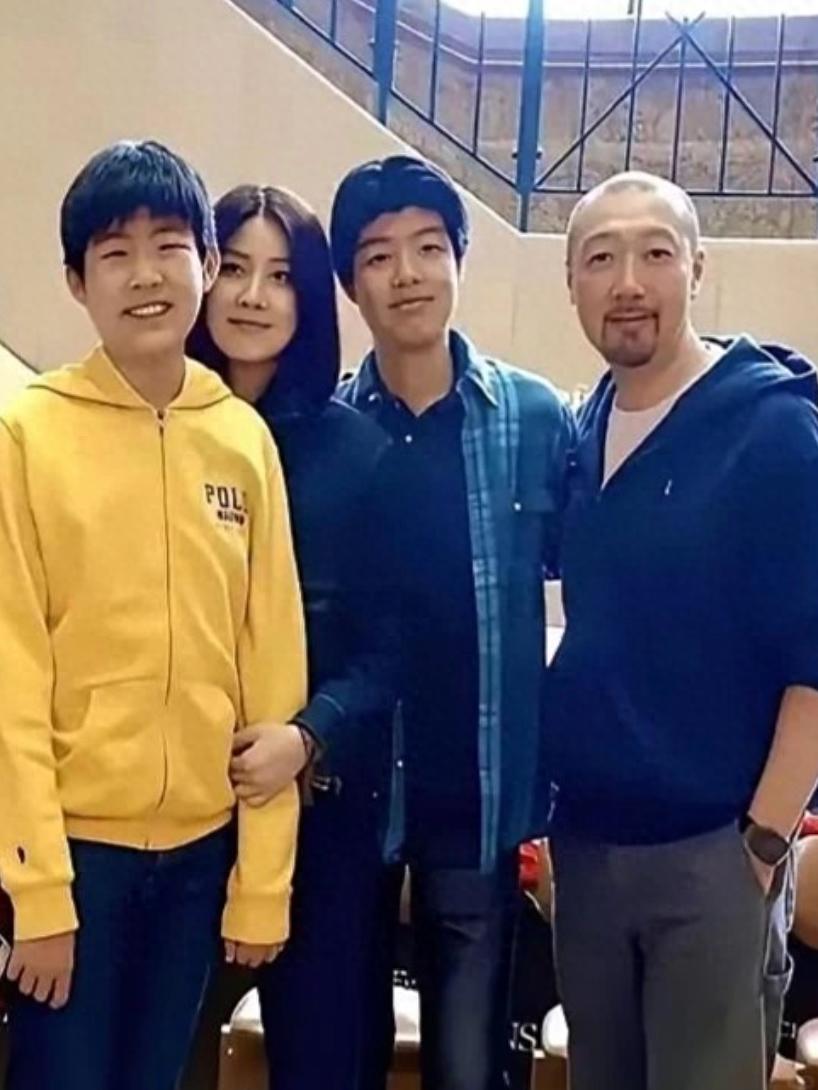陈慧琳全家福曝光，俩儿子像爸不像妈？14岁次子身高抢镜