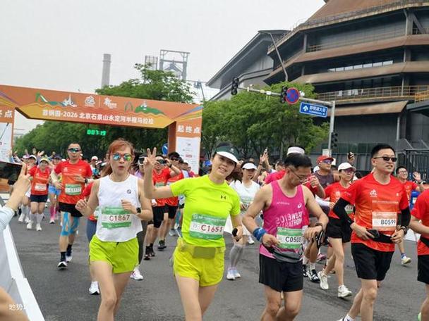 石景山永定河"半马"开跑,万人打卡"一半山水一半城"