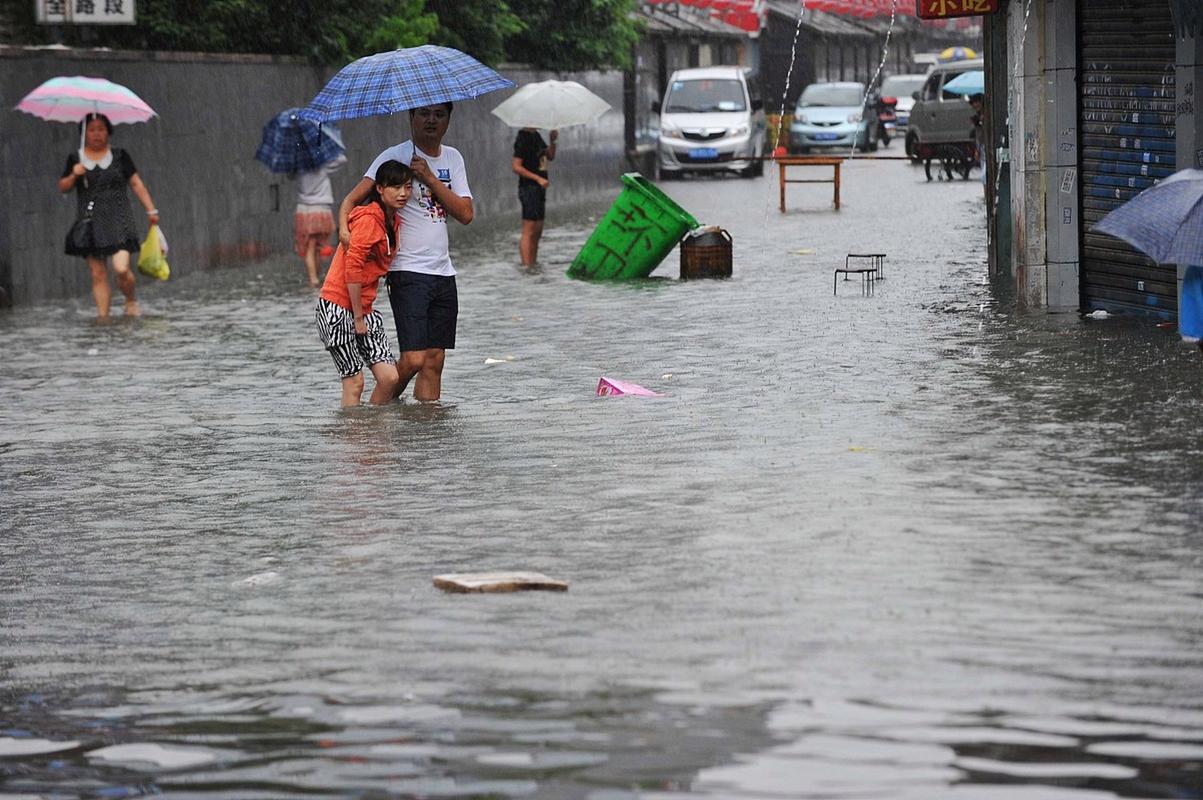暴雨洪水过后,我们需要特别警惕以下几个事项: