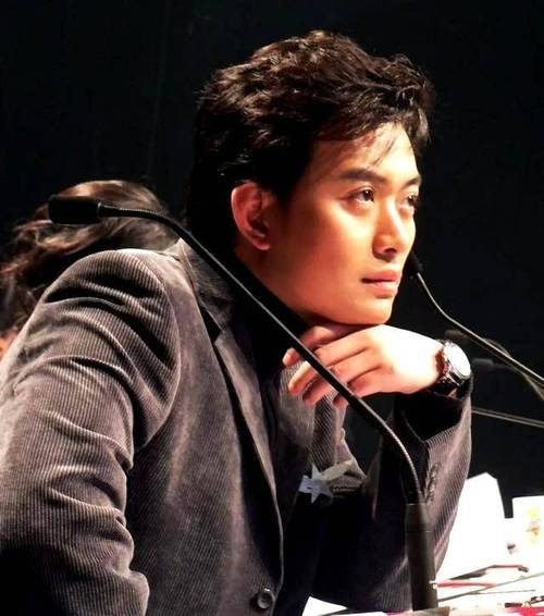 黄海冰谈AI与影视：AI可替代基础表演，但真情实感仍是人类演员的“护城河”
