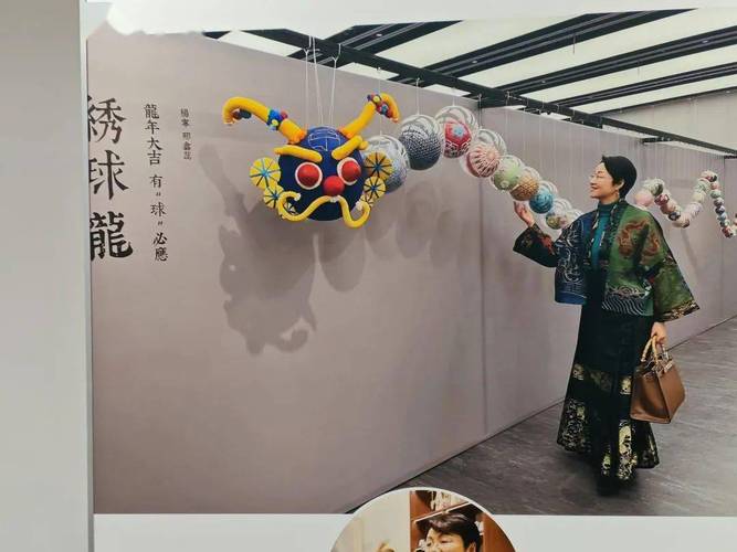 广受市民喜爱的海派绣球传承人杨宁的作品,由象征56个民族的绣球组成