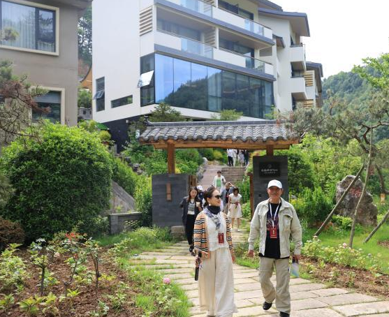 海外华文媒体走进广元曾家山：1300米海拔“天然空调”，民宿集群带动2万人就业