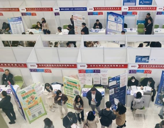 绿牌专业五年演变呈现“信息化→智能化→产业化”轨迹，毕业生就业重心向地级及以下城市下沉