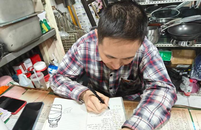 菜场里的“英语狂人”：初中毕业的厨具店老板，用一口流利英文惊艳了全网