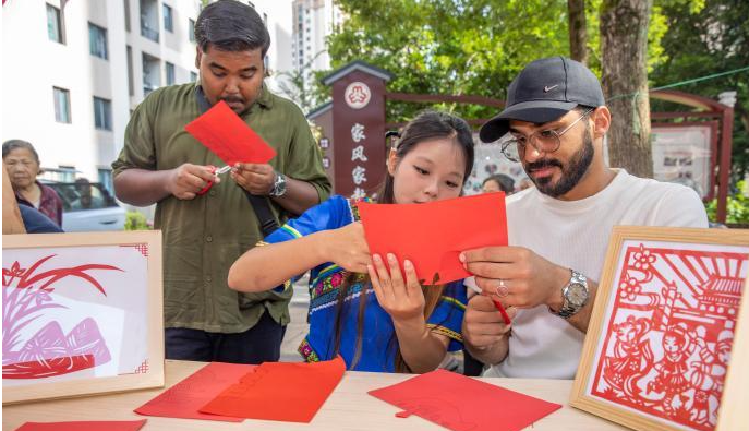 粽叶飘香迎端午，中外友人聚巴南：一场跨越国界的民俗文化之约