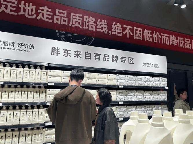 胖东来“公共直饮水”遭大桶取用引热议，温情回应折射商业之道
